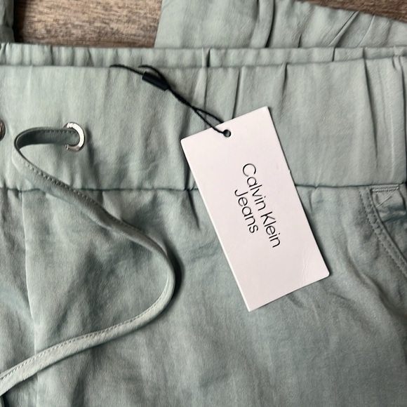 Calvin Klein NWT Lightweight Silky Soft Jogger Pants Size Medium = - Picture 2 of 8